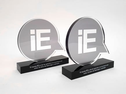 Trofeos IE en metacrilato incoloro y peana en metacrilato negro