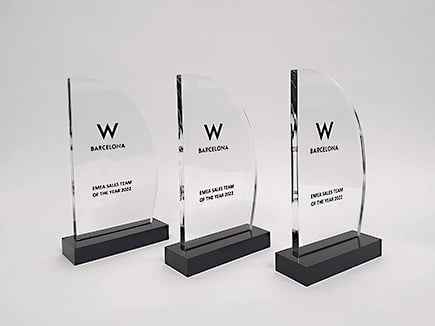 Trofeos recortados con láser en metacrilato transparente y negro