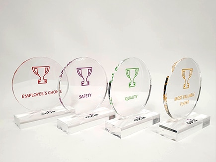 Trofeos con peana en metacrilato incoloro, personalizados