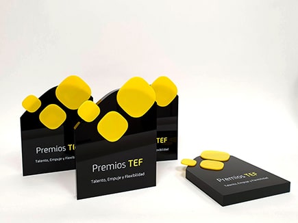Trofeos en metacrilato negro y metacrilato amarillo, personalizados con impresión