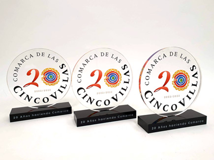 Trofeos 25 aniversario de Comarca Cinco Villas, peana en metacrilato negro