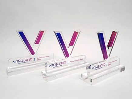 Premios con V recortada en metacrilato e impresión directa UV
